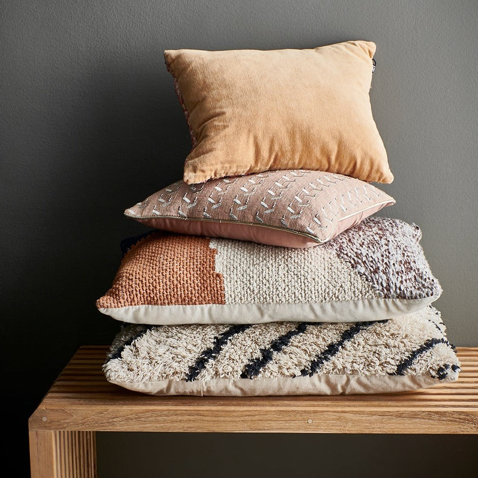 Pillow with silver trim - Image 6